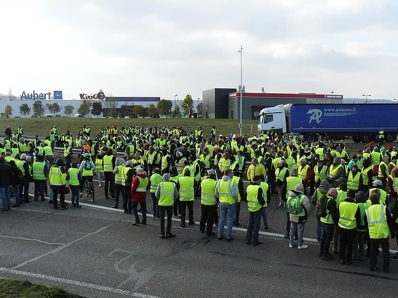 800px-ManifGiletsJaunesVesoul_17nov2018