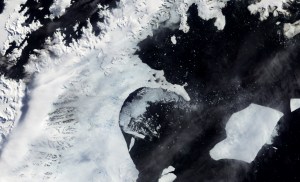 Image de la désintégration de la plateforme Larsen-B prise le 17 février 2002. (Credit: MODIS, NASA's Earth Observatory)