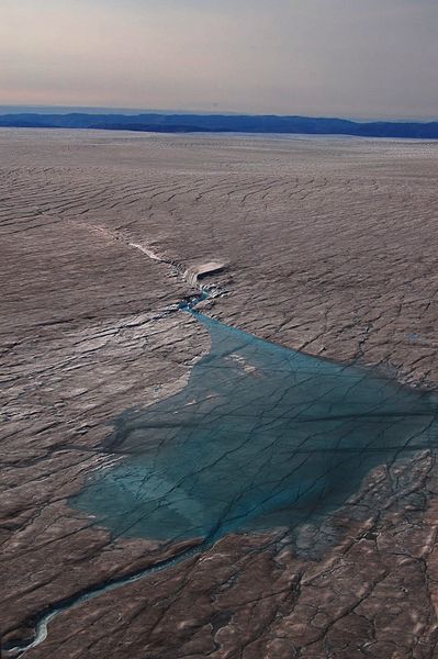 Lac de fonte dans l'ouest du Groenland, au nord du glacier Jakobshavn (crédit : Matthew Hoffman - NASA Ice)
