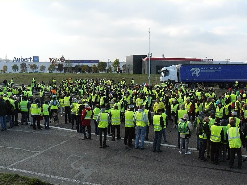 800px-ManifGiletsJaunesVesoul_17nov2018